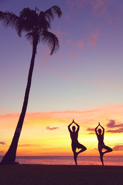 黄昏海边练瑜伽的女性高清图片